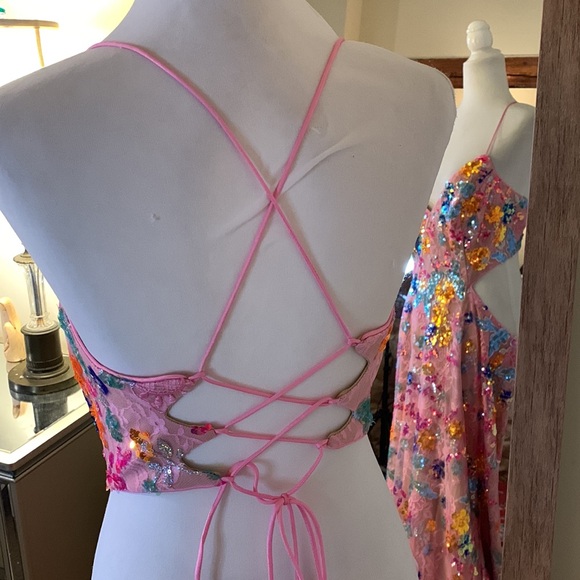 MAC DUGGAL
Embellished Lace Strappy Column Gown - Picture 9 of 17